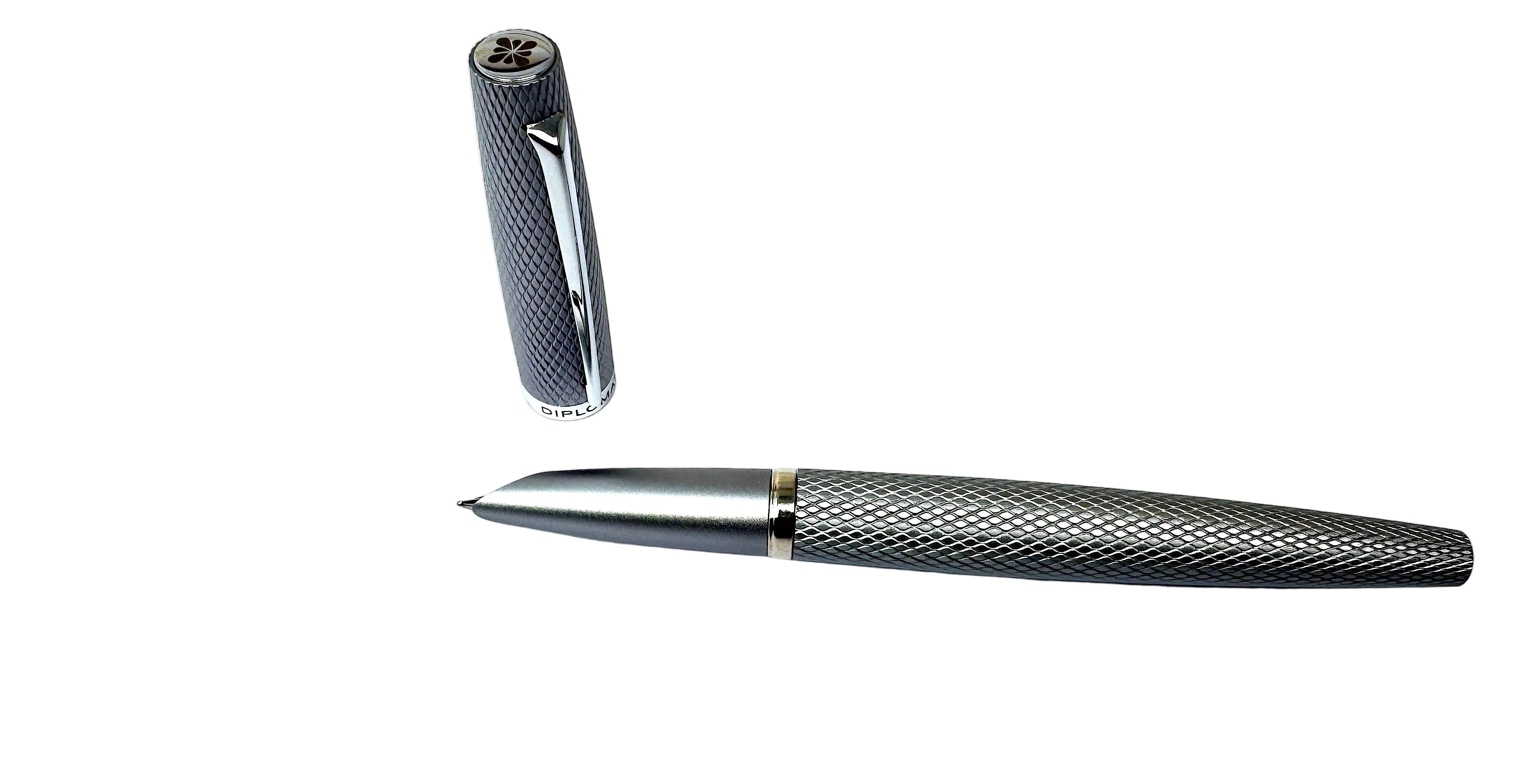 Diplomat Viper Guilloche Fountain Pen - Silver - Blesket Canada